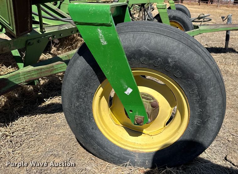 image for item EG6203 John Deere LZ812 grain drill
