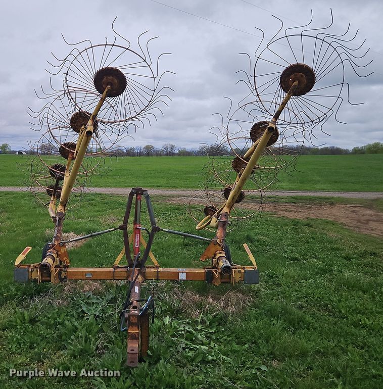 image for item EI8927 1995 Vermeer WR22 hay rake