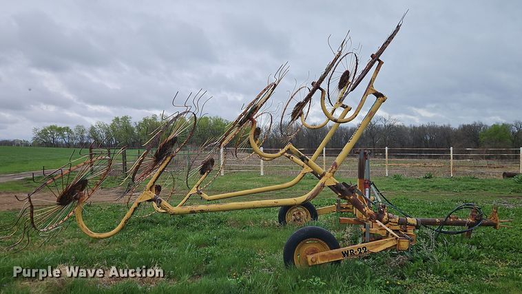 image for item EI8927 1995 Vermeer WR22 hay rake