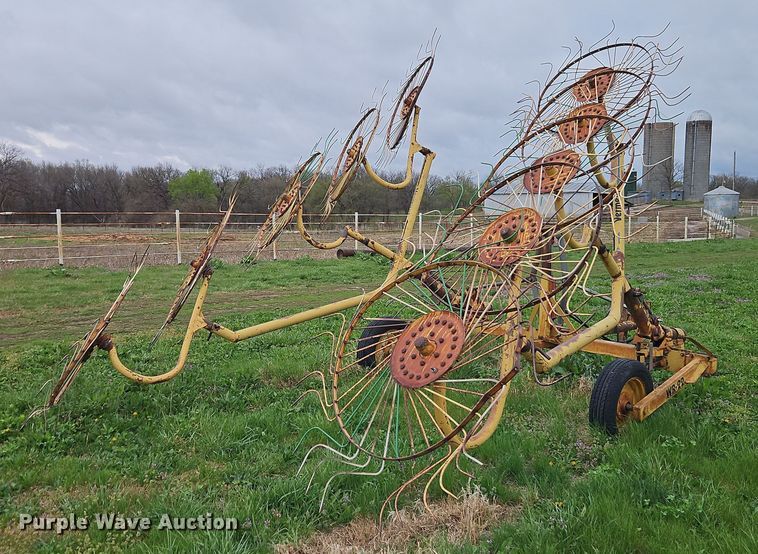 image for item EI8927 1995 Vermeer WR22 hay rake