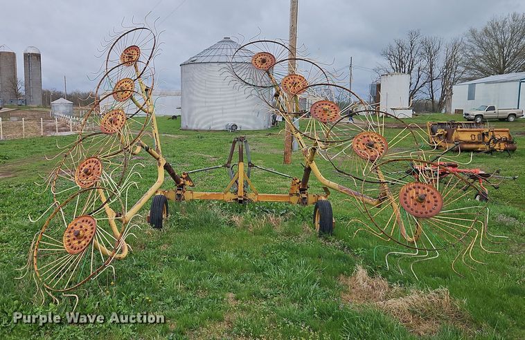 image for item EI8927 1995 Vermeer WR22 hay rake