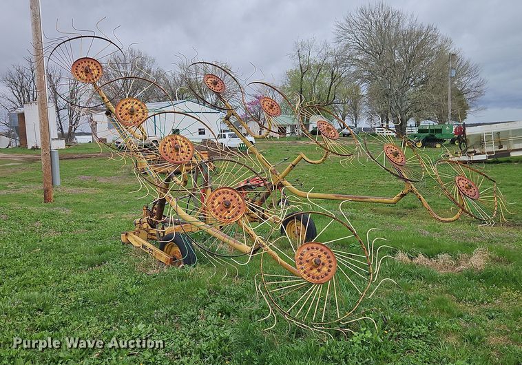 image for item EI8927 1995 Vermeer WR22 hay rake