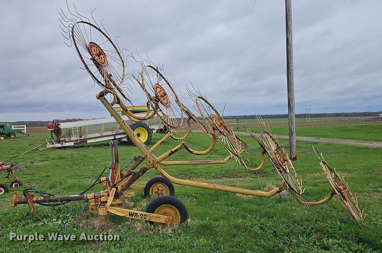 image for item EI8927 1995 Vermeer WR22 hay rake