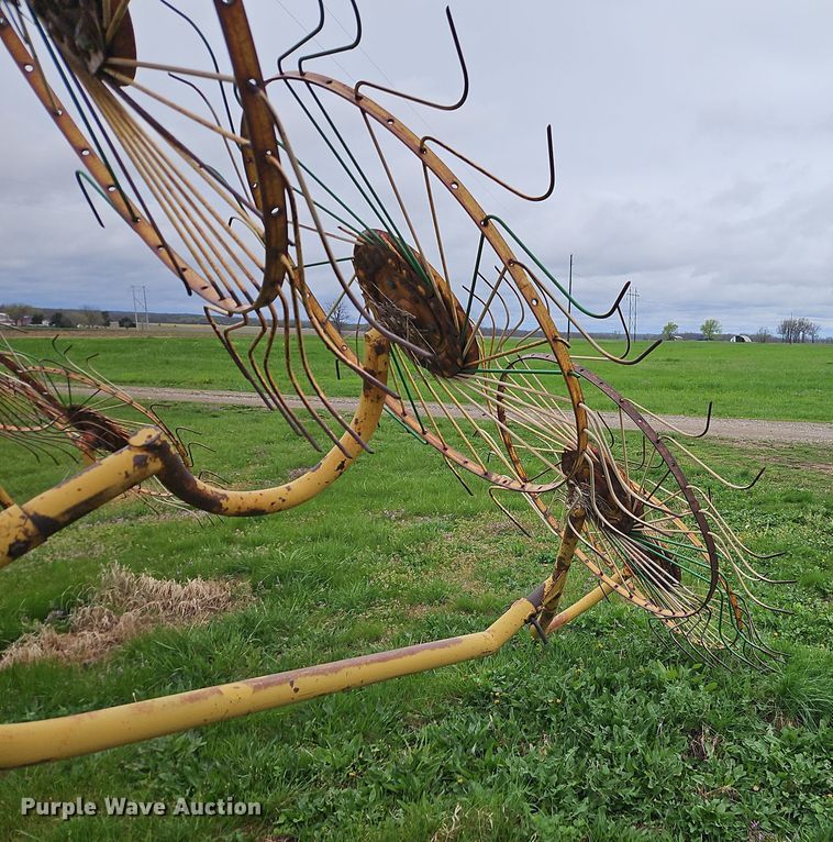 image for item EI8927 1995 Vermeer WR22 hay rake