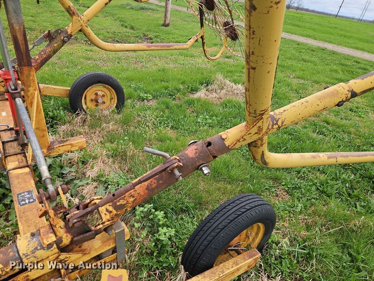 image for item EI8927 1995 Vermeer WR22 hay rake