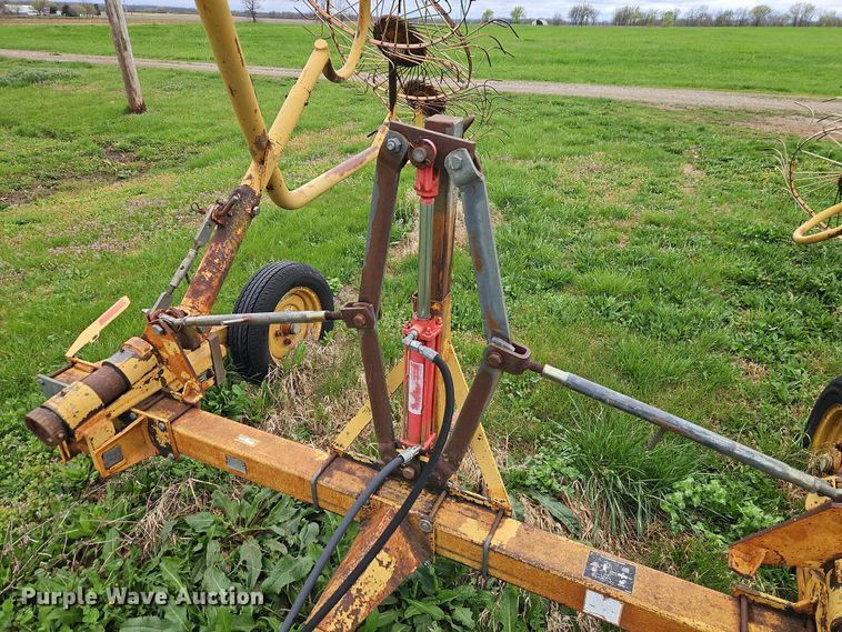 image for item EI8927 1995 Vermeer WR22 hay rake