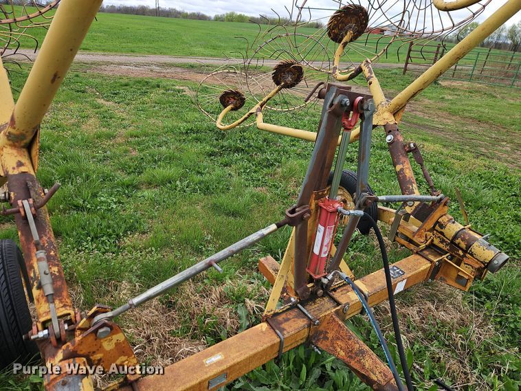 image for item EI8927 1995 Vermeer WR22 hay rake