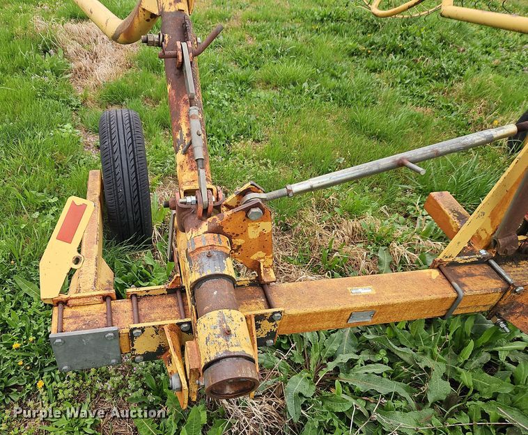 image for item EI8927 1995 Vermeer WR22 hay rake