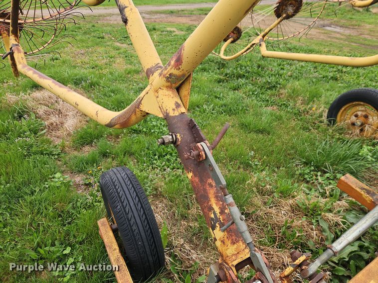image for item EI8927 1995 Vermeer WR22 hay rake