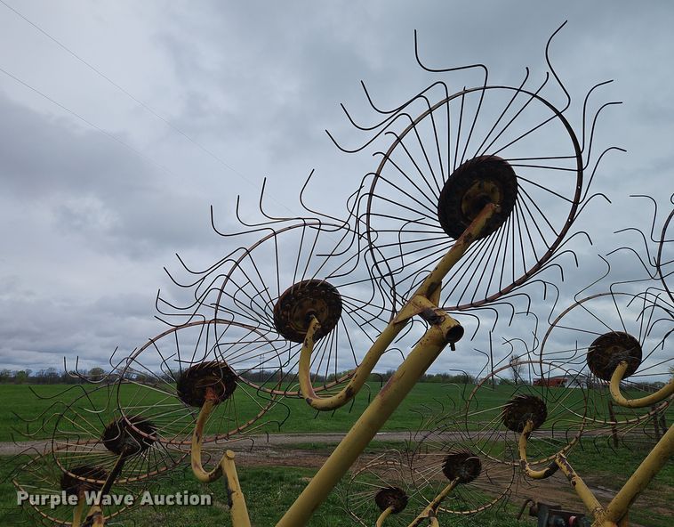 image for item EI8927 1995 Vermeer WR22 hay rake