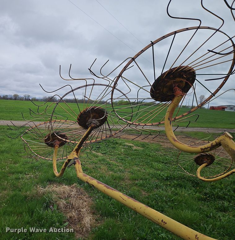 image for item EI8927 1995 Vermeer WR22 hay rake