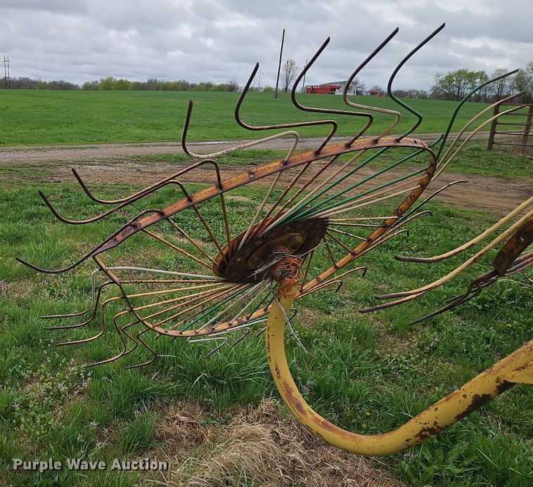 image for item EI8927 1995 Vermeer WR22 hay rake