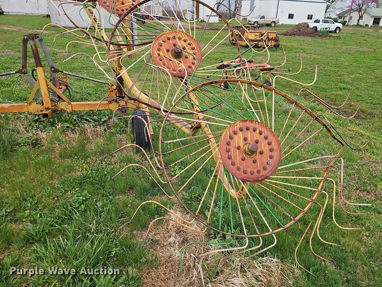 image for item EI8927 1995 Vermeer WR22 hay rake