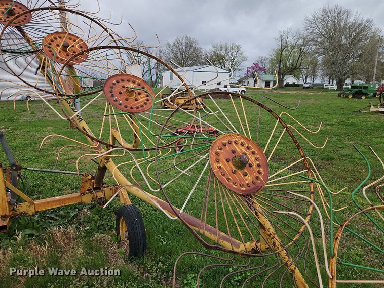 image for item EI8927 1995 Vermeer WR22 hay rake