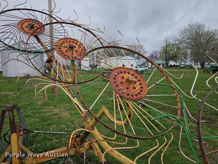 image for item EI8927 1995 Vermeer WR22 hay rake