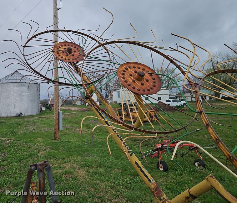 image for item EI8927 1995 Vermeer WR22 hay rake