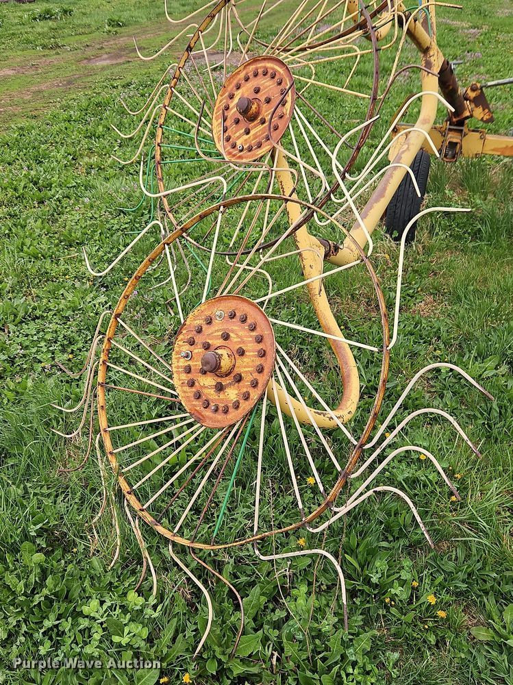 image for item EI8927 1995 Vermeer WR22 hay rake