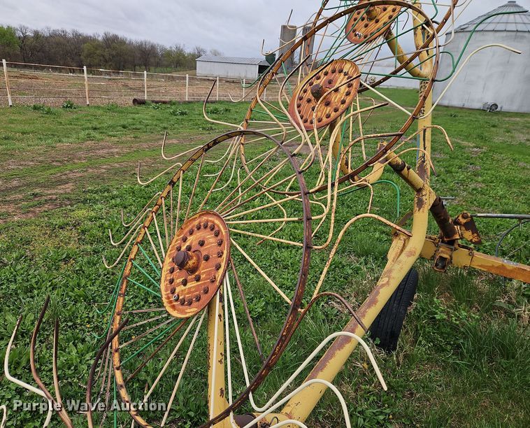 image for item EI8927 1995 Vermeer WR22 hay rake