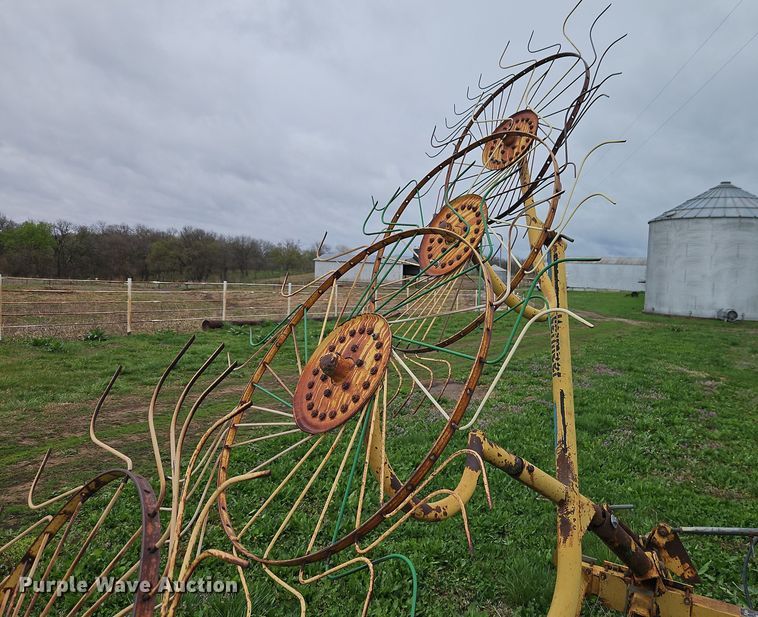 image for item EI8927 1995 Vermeer WR22 hay rake