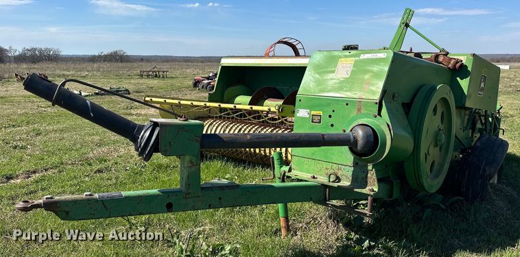 image for item EJ8358 John Deere 348 small square baler