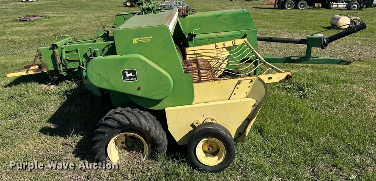 image for item EJ8358 John Deere 348 small square baler