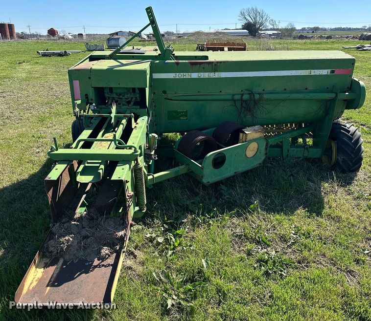 image for item EJ8358 John Deere 348 small square baler
