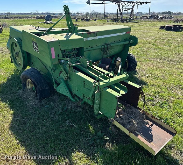 image for item EJ8358 John Deere 348 small square baler