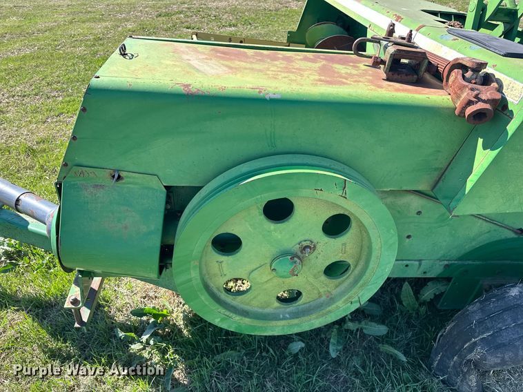 image for item EJ8358 John Deere 348 small square baler