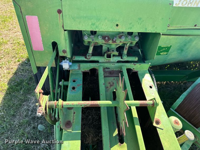 image for item EJ8358 John Deere 348 small square baler