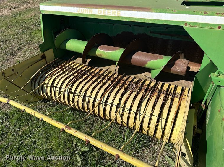 image for item EJ8358 John Deere 348 small square baler
