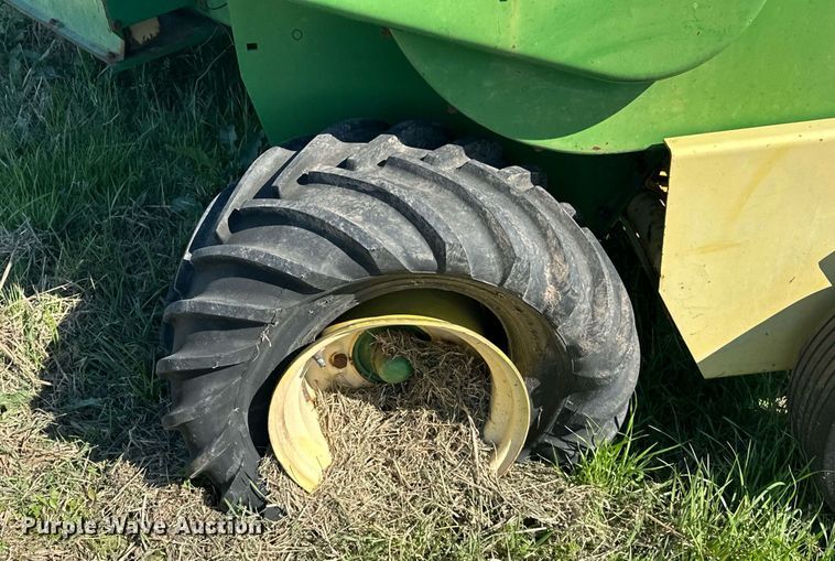 image for item EJ8358 John Deere 348 small square baler