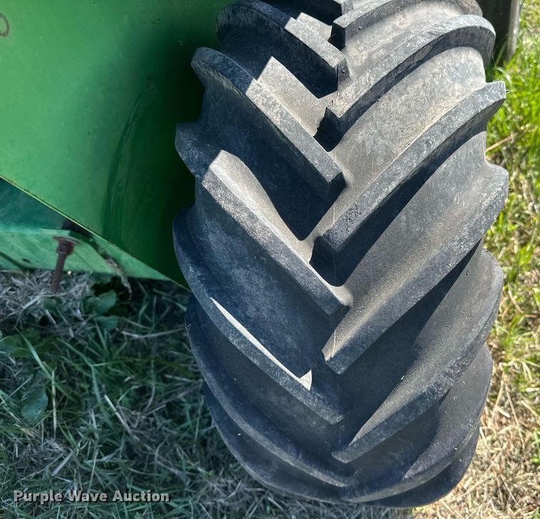 image for item EJ8358 John Deere 348 small square baler