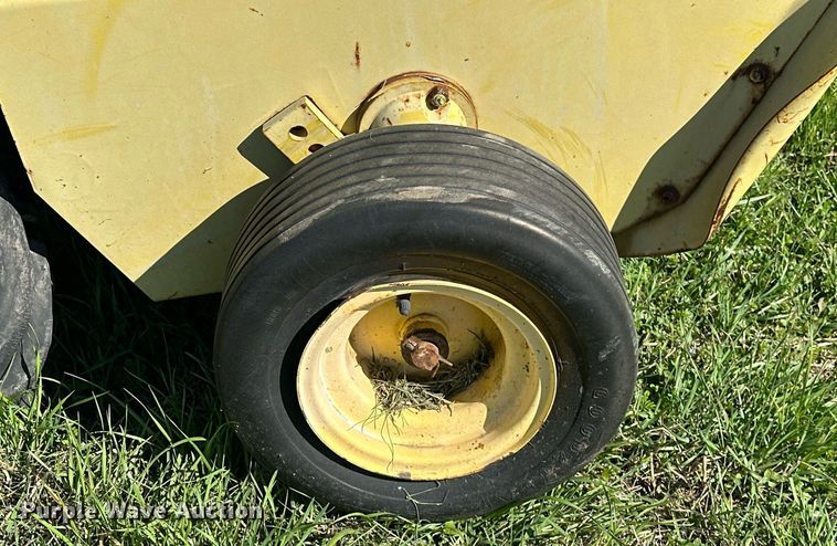 image for item EJ8358 John Deere 348 small square baler