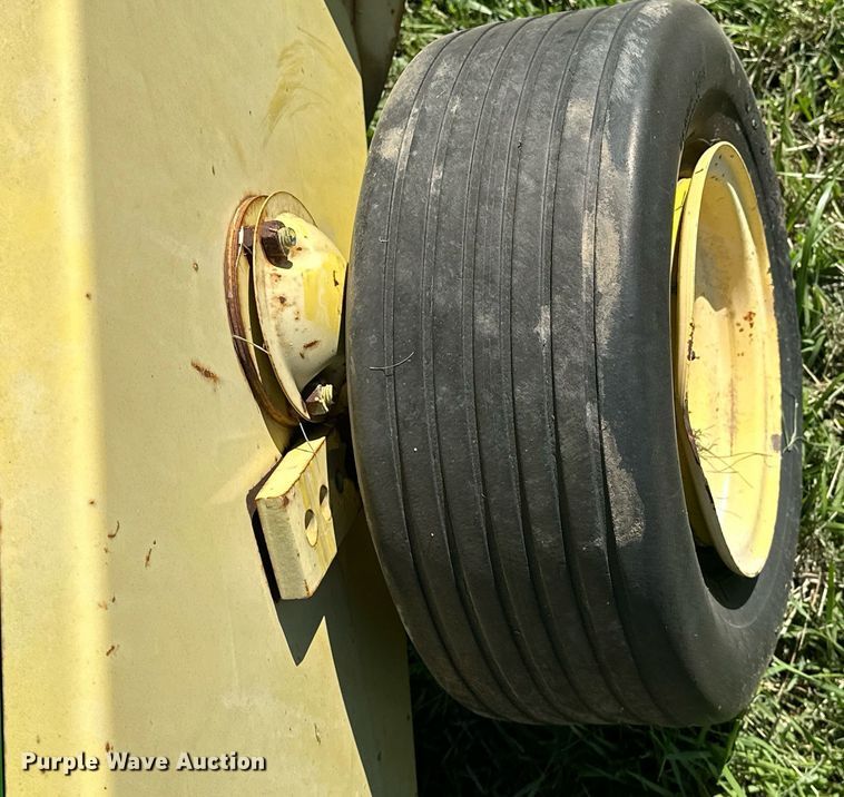 image for item EJ8358 John Deere 348 small square baler