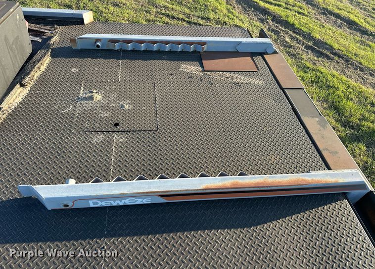 image for item EJ8368 DewEze 487 hydraulic bale bed