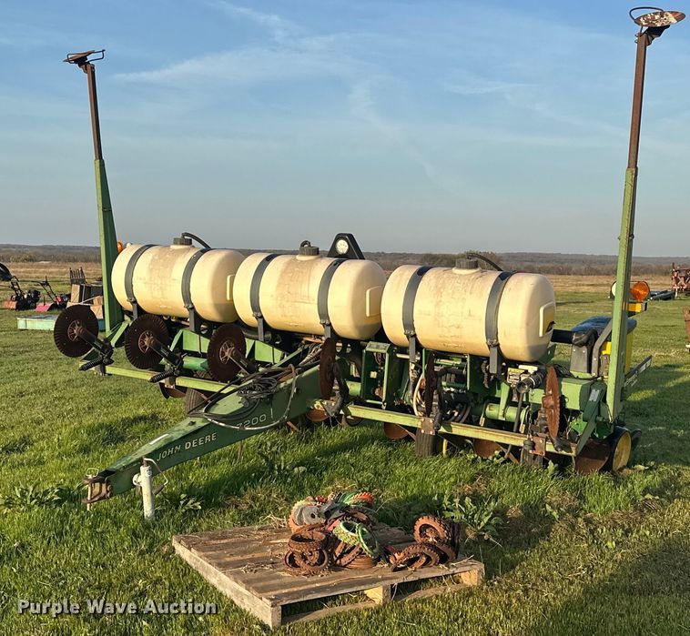 image for item EJ8379 John Deere 7200 MaxEmerge 2 no-till planter