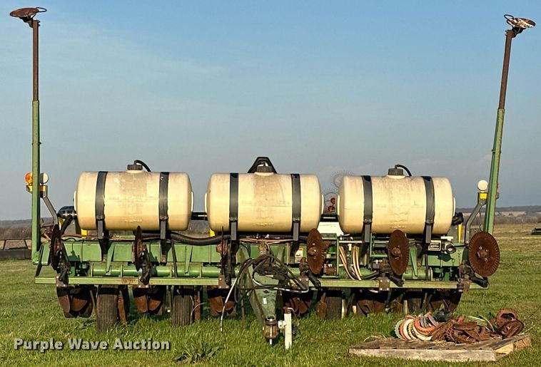 image for item EJ8379 John Deere 7200 MaxEmerge 2 no-till planter