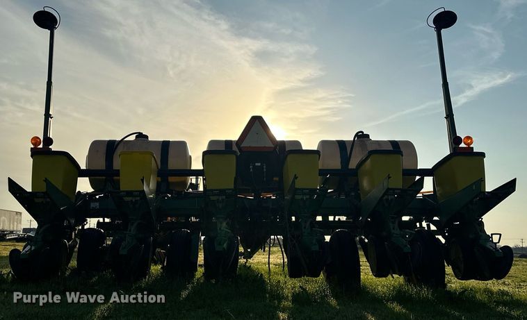 image for item EJ8379 John Deere 7200 MaxEmerge 2 no-till planter