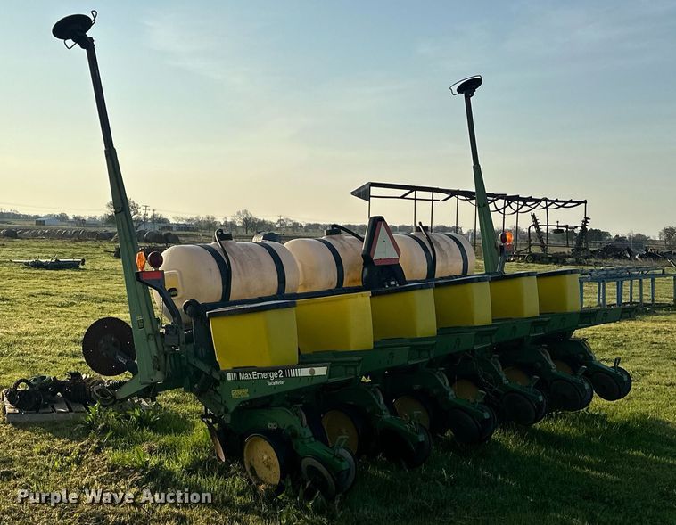 image for item EJ8379 John Deere 7200 MaxEmerge 2 no-till planter
