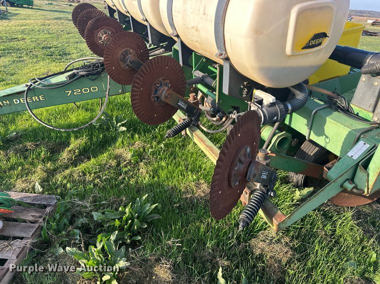 image for item EJ8379 John Deere 7200 MaxEmerge 2 no-till planter