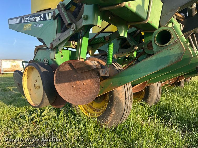 image for item EJ8379 John Deere 7200 MaxEmerge 2 no-till planter