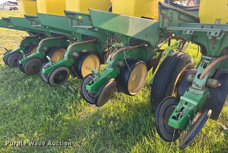 image for item EJ8379 John Deere 7200 MaxEmerge 2 no-till planter