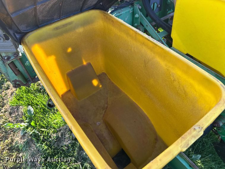 image for item EJ8379 John Deere 7200 MaxEmerge 2 no-till planter