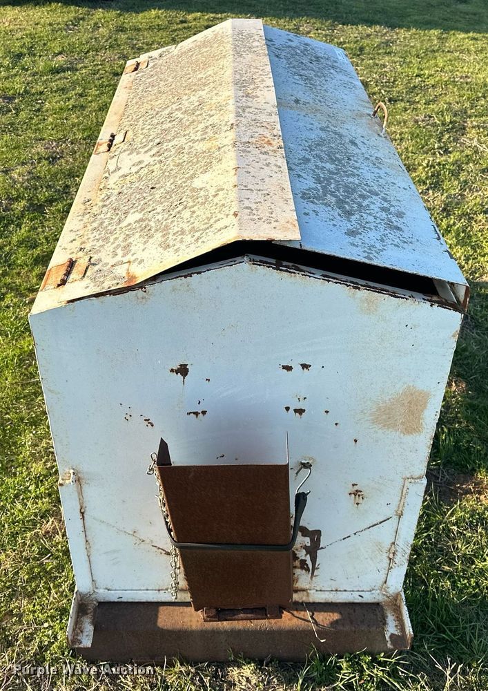 image for item EJ8380 (2) cake feeders