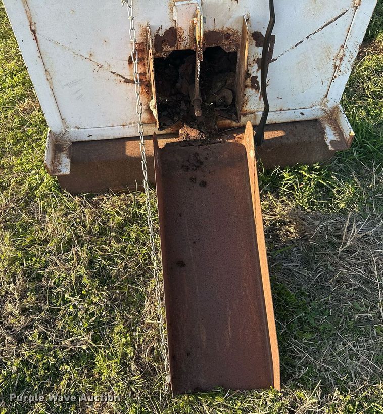 image for item EJ8380 (2) cake feeders