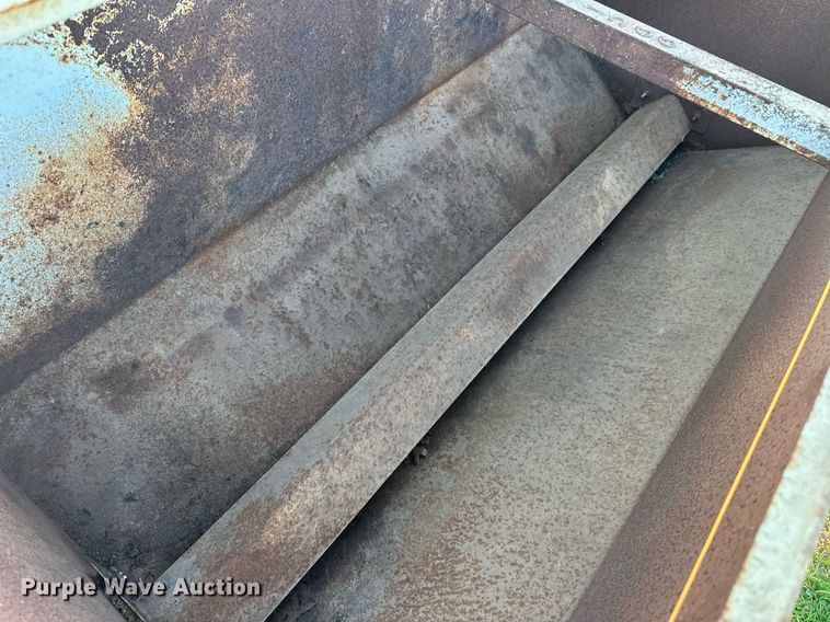 image for item EJ8380 (2) cake feeders