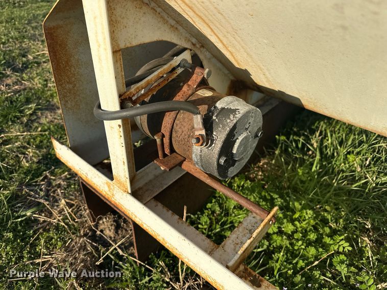 image for item EJ8380 (2) cake feeders