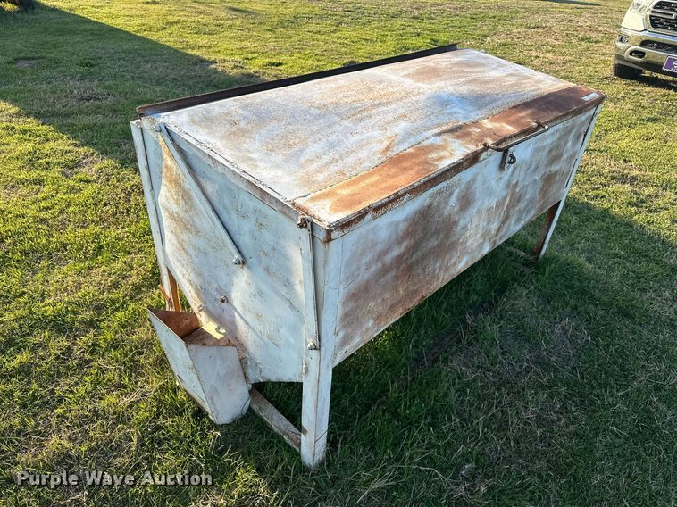 image for item EJ8380 (2) cake feeders