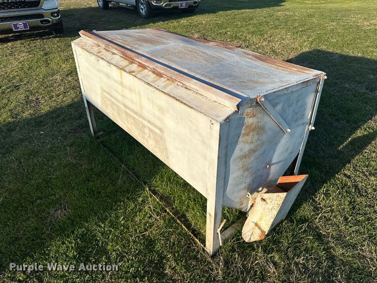 image for item EJ8380 (2) cake feeders