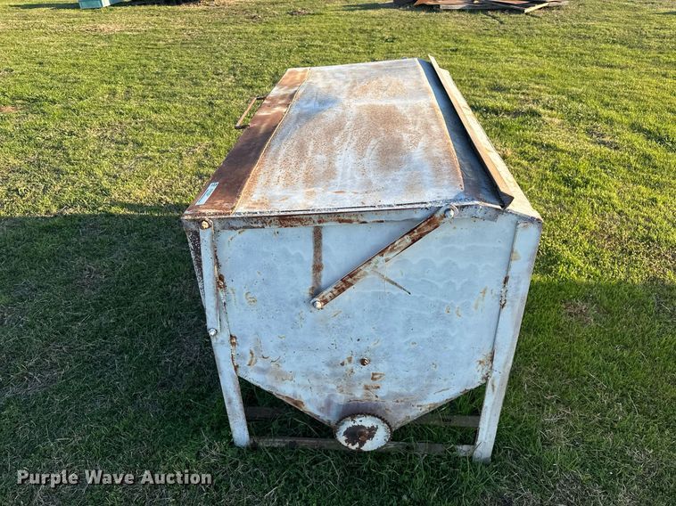 image for item EJ8380 (2) cake feeders